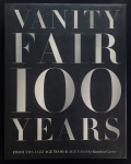livro - Vanity Fair 100 Years: fromthe jazz age to our age - Graydon Carter - Abrams - 2013 - idioma inglês - 456 p. - capa dura com sobrecapa em bom estado de conservação - parte interna com a primeira folha com pontos amarelados e outras com pequenos pontos grudados - (36x29)cm.