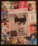 livro - Audrey Hepburn International Cover Girl - Scott Brizel - Chronicle Books - 2009 - idioma inglês - 272 p. - capa dura com sobrecapa danificada na parte superior frontal - parte interna em excelente estado de conservação - (28,5x24)cm.