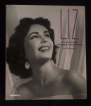 livro - Liz An Intimate Collection: Photographs of Elizabeth Taylor - Bob Willoughby - Merrell - 2004 - 1° ed. - idioma inglês - 176 p. - capa dura com sobrecapa e parte interna em excelente estado de conservação - (29x25)cm.