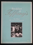 livro - Breakfast at Tiffany`s: The Official 50th Anniversary Companion - Sarah Gristwood - Rizzoli - 2016 - idioma inglês - 190 p. - capa dura com sobrecapa e parte interna em excelente estado de conservação - (28,5x21)cm.