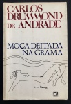 livro - Moça Deitada na Grama - Carlos Drummond de Andrade - Record  - 1987 - 1ª ed. - Capa de Oscar Niemeyer - 218 p. - brochura com capa e miolo em bom estado de conservação - (21x14)cm.