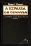 livro - A Devassa da Devassa: a Inconfidência Mineira: Brasil-Portugal - 1750-1808 - Kenneth R. Maxwell - João Mais (tradução) - Paz e Terra - 1978 - 2º ed. - capa dura em bom estado - miolo com pontos de oxidação nas bordas das folhas - (21,5x14,5)cm.