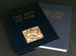 livro - The Arts of War: Arms and Armour of the 7th to 19 th centuries - David Alexander - The Nasser D. Khalili Collection of Islamic Art - volume XXI - The Nour Foundation - 1992 - idioma inglês - 240 p. - capa dura revestida de tecido com sobrecapa e parte interna em excelente estado de conservação - acompanha caixa protetora - (37x27)cm.