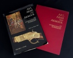 livro - Art, Arms & Armour: an International Anthology, Volume I: 1979-80 - (Arte, Armas e Armaduras: uma Antologia Internacional, Volume I: 1979-80) - Robert Held - Acquafresca Editrice - 1979 - idioma inglês - 544 p. - capa dura revestida de tecido em ótimo estado - sobrecapa com as bordas danificadas - parte interna com as bordas levemente amareladas - (32,5X24) cm. 