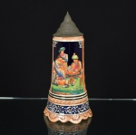 PORCELANA, um (1) tankard com ornamentação relevada e policromada sobre fundo azul cobalto, representando cena de Gênero do cotidiano rural, Alemanha, possui dispositivo musical emperrado e sem garantia quanto ao funcionamento, tampa em pewter, medindo 27 cm altura, sinais de uso, vide foto, ideal para coleção de bar.