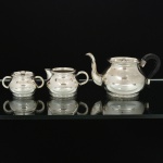 METAL PRATEADO, um (1) conjunto acoplável, dito chá para um, composto de bule, cremeira e açucareiro, marca WOLFF (tradição desde 1894), medindo 17 cm altura, sinais de uso, vide foto.