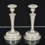METAL PRATEADO, par (2) castiçais, ornados com faixas relevadas em elementos vegetalistas, medindo 17,5 cm altura, sinais de uso, vide foto.