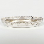 METAL PRATEADO, uma (1) antiga fruteira baixa oval, padrão Art Nouveau, borda vazada em elementos vegetalistas, medindo 23,5 x 16 x 3,5 cm, sem marca de manufatura aparente, sinais de uso, vide foto.