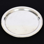 METAL PRATEADO, uma (1) bandeja circular, lisa, linha SOPPIL, marca WOLFF (tradição desde 1894), medindo 31,5 cm diâmetro, sinais de uso, vide foto.
