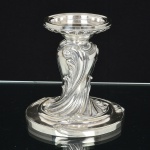 METAL PRATEADO, uma (1) antiga base para fruteira, marca francesa CHRISTOFLE (tradição desde 1830, Paris, França), ornamentação relevada em elementos vegetalistas, medindo 15 cm altura, sinais de uso, vide foto.