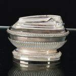 COLECIONISMO, um (1) antigo isqueiro de mesa, marca RONSON, base relevada em caneluras e perolados, modelo patenteado, medindo 9 x 4,5 x 6 cm, usado, não testado e sem garantia, vide foto.