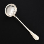 FAQUEIRO, uma (1) concha de servir, marca francesa CHRISTOFLE (tradição desde 1830, Paris, França), ornada com frisos, medindo 27,5 cm comprimento, poucos sinais de uso, vide foto.