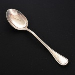 FAQUEIRO, uma (1) colher de arroz, marca francesa CHRISTOFLE (tradição desde 1830, Paris, França), ornada com frisos, medindo 25,5 cm comprimento, poucos sinais de uso, vide foto.