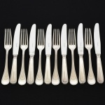 FAQUEIRO, doze (12) talheres de serviço: 6 garfos e 6 facas, marca francesa CHRISTOFLE (tradição desde 1830, Paris, França), ornados com frisos, medindo o maior 24 cm comprimento, poucos sinais de uso, vide foto.