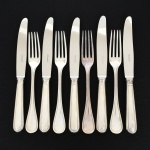FAQUEIRO, oito (8) talheres de serviço: 3 garfos e 5 facas, marca francesa CHRISTOFLE (tradição desde 1830, Paris, França), ornados com frisos, medindo o maior 24 cm comprimento, poucos sinais de uso, vide foto.