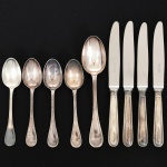 FAQUEIRO, oito (8) talheres: 1 colher e 4 facas para sobremesa; 3 colheres de chá, marca francesa CHRISTOFLE (tradição desde 1830, Paris, França), ornados com frisos, medindo o maior 19,5 cm comprimento, poucos sinais de uso, vide foto.