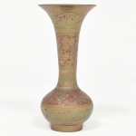 BRONZE, um (1) pequeno vaso floreiro terminando em corneto, base em bulbo, ornamentação cinzelada no padrão Império Otomano em geométricos e elementos vegetalistas, resquícios de esmaltação, medindo 12,5 cm altura, vide foto.