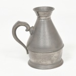 PEWTER, um (1) pequeno vaso com alça, punções parcialmente legíveis não identificados, medindo 9,5 cm altura, sinais de uso, vide foto.