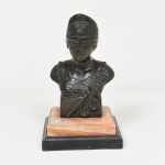 ESCULTURA, uma (1) figurativa representando a justiça, busto feminino de olhos vendados, base em ônix de duas tonalidades, marca da fundição no verso representada por uma águia, possivelmente italiana, medindo 20 cm altura, vide foto.