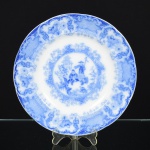 FAIANÇA INGLESA, um (1) antigo prato decorativo, ornamentação dita chinoire na tonalidade azul sobre fundo branco com cena do gênero, pássaros, volutas, pagode, elementos geométricos e vegetalistas, marca KAOLIN WARE (nome comercial utilizado pela DISMMOCK; em 1822, Thomas Dimmock, alugou as instalações: Albion Street Works e Tontine Street Works, em Hanley, Stock-on-Trent, Inglaterra, para produzir louças; em 1827 com seu falecimento seu filho Thomas Dimmock (Junior), manteve o contrato de locação e conduziu os negócios; em 1828 virou Thomas Dimmock (Jnr) & Co.; em 1838 adquiriu as instalações em definitivo; em 1860 Thomas Dismmock Junior faleceu e a fabrica continuou os negócios com o nome: J Dimmock & Co.), modelo MANDARIN, medindo 26,5 cm diâmetro, sinais de uso, vide foto.