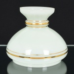 LUMINÁRIA, uma (1) cúpula para montagem, confeccionada em vidro opalinado, branco e leitoso, dito milk glass, detalhes a ouro, medindo 16,5 cm diâmetro e 14 cm altura, vide foto.