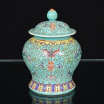 PORCELANA CHINESA, um (1) vaso bojudo com tampa, ornamentação policromada em geométricos, caracteres, elementos vegetalistas e borboletas, sobre fundo azul, marca de origem na base em legenda e caracteres, medindo 14 cm altura, vide foto.