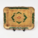 DIVERSOS, uma (1) bandeja retangular de origem europeia, confeccionada em madeira prensada com douração e pintura policromada, medindo 36,5 x 26,5 cm, sinais de uso, vide foto.