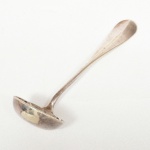 FAQUEIRO, uma (1) concha clássica lisa, punções franceses, confeccionada em metal prateado, medindo 14 cm comprimento, sinais de uso, vide foto.