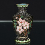 DIVERSOS, um (1) vaso miniatura, confeccionado em metal, ornamentação esmaltada floral e policromada sobre fundo negro na técnica cloisonné, medindo 5,5 cm altura, vide foto.