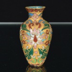 DIVERSOS, um (1) vaso miniatura, confeccionado em metal, ornamentação esmaltada floral e policromada sobre fundo dourado na técnica champlevé, medindo 5,5 cm altura, vide foto.