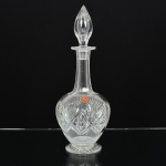 CRISTAL INGLÊS, uma (1) licoreira com tampa, grossa, incolor e translúcida, lapidada em sulcos, palmas, estrelas e dedão, fundo estrelado, selo da ENGLISH CUT CRYSTAL, medindo 33 cm altura, vide foto.