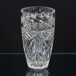 CRISTAL EUROPEU, um (1) vaso, grosso, incolor e translúcido, moldado em sulcos, treliças e elementos vegetalistas estilizados, fundo estrelado, selo da LEAD CRYSTAL, made in Czechoslovakia, medindo 25,5 cm altura, vide foto.