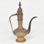BRONZE, um (1) pequeno bule com tampa solta, ornamentação no padrão Império Otomano, relevada em geométricos e elementos vegetalistas, resquícios de esmaltação, medindo 19 cm altura, sinais de uso, vide foto.