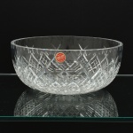 CRISTAL INGLÊS, uma (1) fruteira tipo bowl, grossa, incolor e translúcida, lapidada em sulcos formando padrões geometrizados, fundo estrelado, selo da ENGLISH CUT CRYSTAL, medindo 23 cm diâmetro e 9,5 cm altura, vide foto.