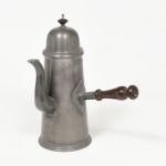 PEWTER, uma (1) chocolateira, padrão Inglês Georgiano, marca JOHN SOMERS (em 1956 o oficial inglês, nascido em Birmingham, John Somers, radicou-se no Brasil e começou a trabalhar como antiquário no Largo do Boticário, RJ; paralelamente abriu uma oficina de restauro e reproduções de itens antigos em São João Del Rei, MG; em 1968 abriu a empresa John Somers Ltda em São João Del Rei para produzir objetos em estanho e cópias de mobiliário inglês; em 1994 vendeu a empresa que ainda se encontra em funcionamento), cabo e pega da tampa em madeira torneada, medindo 26 cm altura, sinais de uso, vide foto.