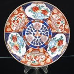 PORCELANA JAPONESA, um (1) prato decorativo, pintado a mão em policromia no padrão IMARI com elementos vegetalistas e geométricos, arremates a ouro, verso com marca de origem, made in japan, medindo 24 cm diâmetro, vide foto.