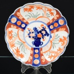 PORCELANA ORIENTAL, um (1) antigo prato decorativo, pintado a mão em policromia no padrão IMARI com elementos vegetalistas, borda recortada, medindo 21 cm diâmetro, vide foto.