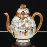 PORCELANA JAPONESA, um (1) bule de chá, padrão Kutani, ornamentação pintada a mão em policromia com paisagem lacustre, gueixas, pagode, ponte, pássaros, montanhas e elementos vegetalistas, arremates a ouro, marca de origem Made in Japan, medindo 19 cm altura, vide foto.