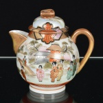 PORCELANA JAPONESA, uma (1) cremeira, padrão Kutani, ornamentação pintada a mão em policromia com paisagem lacustre, gueixas, pagode, ponte, pássaros, montanhas e elementos vegetalistas, arremates a ouro, marca de origem Made in Japan, medindo 13,5 cm altura, vide foto.