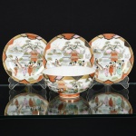 PORCELANA JAPONESA, quatro (4) itens no padrão Kutani, ornamentação pintada a mão em policromia com paisagem lacustre, gueixas, pagode, ponte, pássaros, montanhas e elementos vegetalistas, arremates a ouro, sendo: 1 tigela com marca de origem Made in Japan, medindo 13,5 cm diâmetro e 6 cm altura altura; 3 pires descasados sem as xícaras, marca em caracteres DAI NI PON (grande Japão), além da legenda de origem Made in Japan, todos os itens com sinais de uso, vide foto.