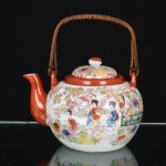 PORCELANA JAPONESA, um (1) antigo bule de chá, padrão Imari, ornamentação policromada representando gueixas e elementos vegetalistas, marcado no fundo FOREIGN (estrangeiro, marca obrigatória para todos os produtos em cerâmica, louça, faiança e porcelana de origem estrangeira que eram importados pelos E.U.A., em conformidade com a Lei de 01 de outubro de 1890, aprovada pelo Congresso, chamada McKinley Tariff Act, esta Lei foi apresentada pelo Presidente William McKinley, que além de impor tarifas mais altas, também exigia, independente do país de origem, que todos os itens importados pelos E.U.A., tinham que ser marcados com a palavra FOREIGN, a partir de 1921, permitiu-se identificar a origem, com algumas modificações e ajustes na Lei como por exemplo o uso do termo Made in, na realidade esta lei é uma cópia da lei da mercadoria de 23 de agosto de 1887, feita na Inglaterra, com a intenção de proteger o mercado britânico, principalmente das peças produzidas na Alemanha, que obrigava os produtos importados usarem a palavra MADE IN), alça em fibra de bambu, medindo 11 cm altura, mais a alça e 12,5 cm diâmetro, vide foto.
