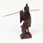 ESCULTURA, uma (1) figurativa representando pescador, entalhado em madeira maciça, medindo 25 cm altura, sinais de uso, vide foto.