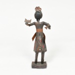 ESCULTURA, uma (1) figurativa representando o Orixá Xangô, confeccionada em chapa de cobre, recortada, dobrada e soldada, medindo 29 cm altura, vide foto.