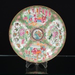 PORCELANA CHINESA, um (1) prato decorativo com ornamentação policromada pintada a mão no padrão dito Família Rosa com cenas do gênero, pássaros, borboletas e elementos vegetalistas, região de Cantão, verso com sinais de antigo restauro, medindo 25 cm diâmetro, vide foto.