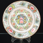 PORCELANA CHINESA, um (1) prato decorativo com ornamentação policromada pintada a mão no padrão dito Família Rosa com pássaros, borboletas, elementos vegetalistas e geométricos, região de Pequim (Mandarim), medindo 21,5 cm diâmetro, vide foto.