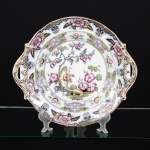 FAIANÇA INGLESA, uma (1) antiga fruteira baixa, ornamentação policromada pintada a mão com flores de cerejeira, pérgulas e volutas, arremates a ouro, modelo CEYLON, marcada em cavo Improved Stone China, além de marcas em caracteres quase apagadas, usadas por CHARLES MEIGH & SON (1850 a 1861, Hanley, Stoke-on-Trent, Staffordshire, England; anterior a 1850 era Charles Meigh, Son & Pankhurst; posterior a 1861 virou Old Hall Earthenware Company Ltd.), medindo 33 cm diâmetro mais as alças, vide foto.