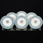 PORCELANA, seis (6) pratos fundos com ornamentação policromada, representando animais fantásticos, cabeças de touro, vasos, etc., além de elementos vegetalistas e volutas, parte central representando frutas, modelo FLORENTINE, marca WEDGWOOD (Josias Wedgwood & Sons Ltd, fundada por Josias Wedgwood I 1730 a 1795, foi avô de Charles Darwin, trabalhou na olaria de Thomas Whieldon, até que com a ajuda de parentes alugou a Ivy House, em Burslem, no ano de 1759 e montou o próprio negócio; em 1766 comprou Etruria, uma grande propriedade em Staffordshire; em 1769 fez parceria com seu amigo Thomas Bentley; em 1775 introduziu o Jasper; 1780 morre Thomas Bentley; em 1795 morre Josias Wedgwood; em 1812 primeira marca impressa e produziu sua primeira porcelana; em 1891 introduziu a palavra England; em 1895 a razão social mudou para Josias Wedgwood & Sons Ltd; em 1953 introdução do Jasper Royal Blue para celebrar a Coroação da Rainha Elizabeth II; em 1980 aniversários: de 250 anos de Josias Wedgwood I, de 200 anos do fim da parceria Wedgwood e Bentley e a incorporação ao grupo da olaria Wedgwood & Co, que foi fundada em 1860 por Enoch Wedgwood, primo distante de Josias Wedgwood I; em 1986 a Wedgwood foi vendida para Waterford Glass Group), medindo 20 cm diâmetro, quatro deles com trincados, sem uso ou pouco uso, alguns ainda na embalagem plástica original, vide foto.