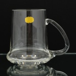 CRISTAL, uma (1) caneca grossa, incolor e translúcida, ligeiramente cônica, selo de origem made in Brasil, medindo 13 cm altura, vide foto.