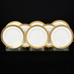 PORCELANA, oito (8) pratos rasos, borda a ouro relevada em elementos vegetalistas, modelo ASCOT, marca WEDGWOOD (Josias Wedgwood & Sons Ltd, fundada por Josias Wedgwood I 1730 a 1795, foi avô de Charles Darwin, trabalhou na olaria de Thomas Whieldon, até que com a ajuda de parentes alugou a Ivy House, em Burslem, no ano de 1759 e montou o próprio negócio; em 1766 comprou Etruria, uma grande propriedade em Staffordshire; em 1769 fez parceria com seu amigo Thomas Bentley; em 1775 introduziu o Jasper; 1780 morre Thomas Bentley; em 1795 morre Josias Wedgwood; em 1812 primeira marca impressa e produziu sua primeira porcelana; em 1891 introduziu a palavra England; em 1895 a razão social mudou para Josias Wedgwood & Sons Ltd; em 1953 introdução do Jasper Royal Blue para celebrar a Coroação da Rainha Elizabeth II; em 1980 aniversários: de 250 anos de Josias Wedgwood I, de 200 anos do fim da parceria Wedgwood e Bentley e a incorporação ao grupo da olaria Wedgwood & Co, que foi fundada em 1860 por Enoch Wedgwood, primo distante de Josias Wedgwood I; em 1986 a Wedgwood foi vendida para Waterford Glass Group), medindo 27 cm diâmetro, dois com trincados, acondicionados na embalagem plástica original, vide foto.