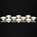 PORCELANA, dez (10) taças para consume sem os pires, borda a ouro relevada em elementos vegetalistas, modelo ASCOT, marca WEDGWOOD (Josias Wedgwood & Sons Ltd, fundada por Josias Wedgwood I 1730 a 1795, foi avô de Charles Darwin, trabalhou na olaria de Thomas Whieldon, até que com a ajuda de parentes alugou a Ivy House, em Burslem, no ano de 1759 e montou o próprio negócio; em 1766 comprou Etruria, uma grande propriedade em Staffordshire; em 1769 fez parceria com seu amigo Thomas Bentley; em 1775 introduziu o Jasper; 1780 morre Thomas Bentley; em 1795 morre Josias Wedgwood; em 1812 primeira marca impressa e produziu sua primeira porcelana; em 1891 introduziu a palavra England; em 1895 a razão social mudou para Josias Wedgwood & Sons Ltd; em 1953 introdução do Jasper Royal Blue para celebrar a Coroação da Rainha Elizabeth II; em 1980 aniversários: de 250 anos de Josias Wedgwood I, de 200 anos do fim da parceria Wedgwood e Bentley e a incorporação ao grupo da olaria Wedgwood & Co, que foi fundada em 1860 por Enoch Wedgwood, primo distante de Josias Wedgwood I; em 1986 a Wedgwood foi vendida para Waterford Glass Group), medindo 11,5 cm diâmetro, vide foto.